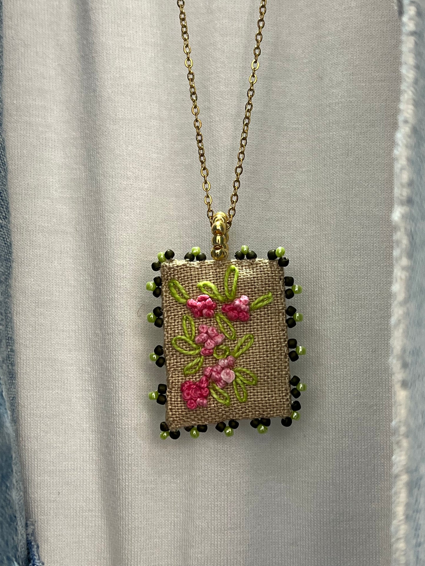 Via Roma - Collana "Primavera" quadrata Beige - Oro - Verde - Fucsia