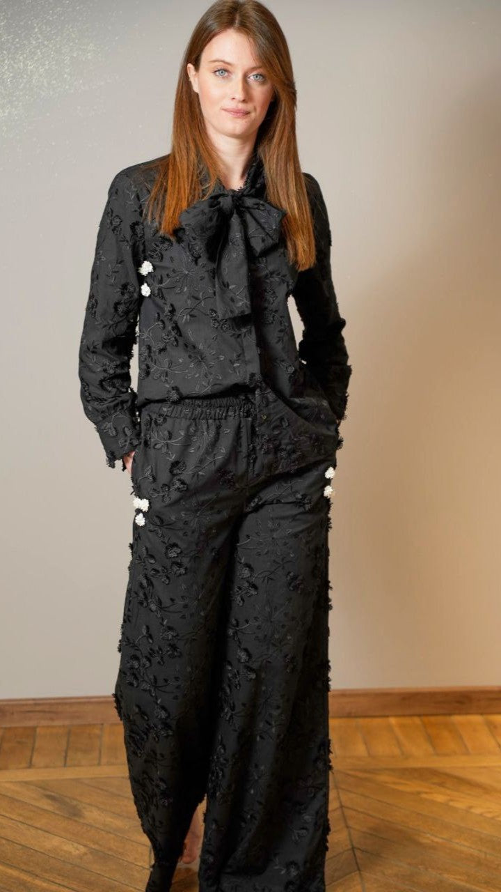 Zahjr - Pantaloni con elastico in tinta unita neri ricamati con fiori bianchi in 3D - ART.53539757