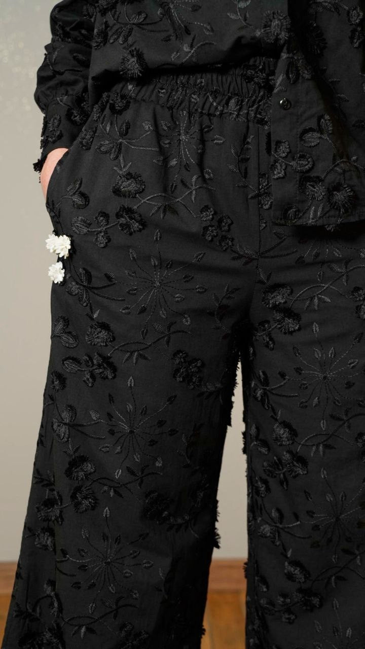 Zahjr - Pantaloni con elastico in tinta unita neri ricamati con fiori bianchi in 3D - ART.53539757