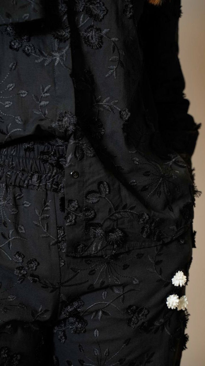 Zahjr - Pantaloni con elastico in tinta unita neri ricamati con fiori bianchi in 3D - ART.53539757