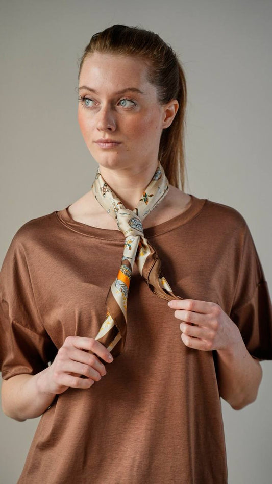 Zahjr - T-shirt in tinta unita moro con foulard fantasia - ART.53539854