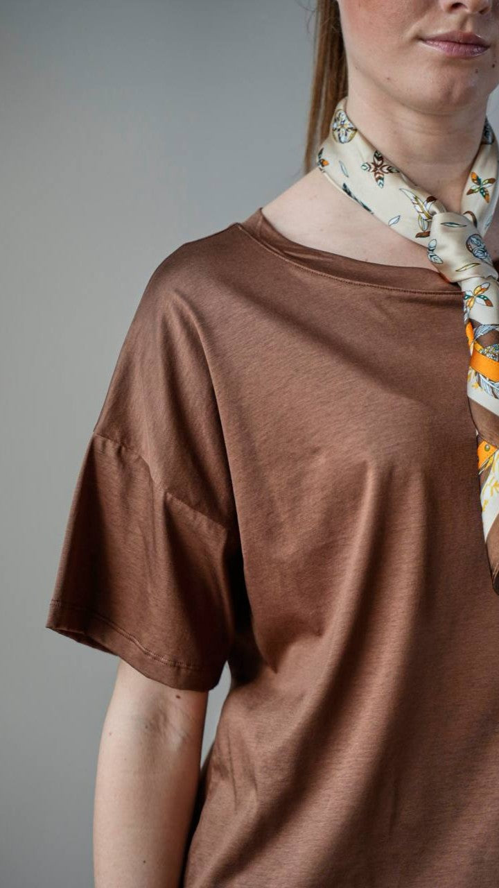 Zahjr - T-shirt in tinta unita moro con foulard fantasia - ART.53539854