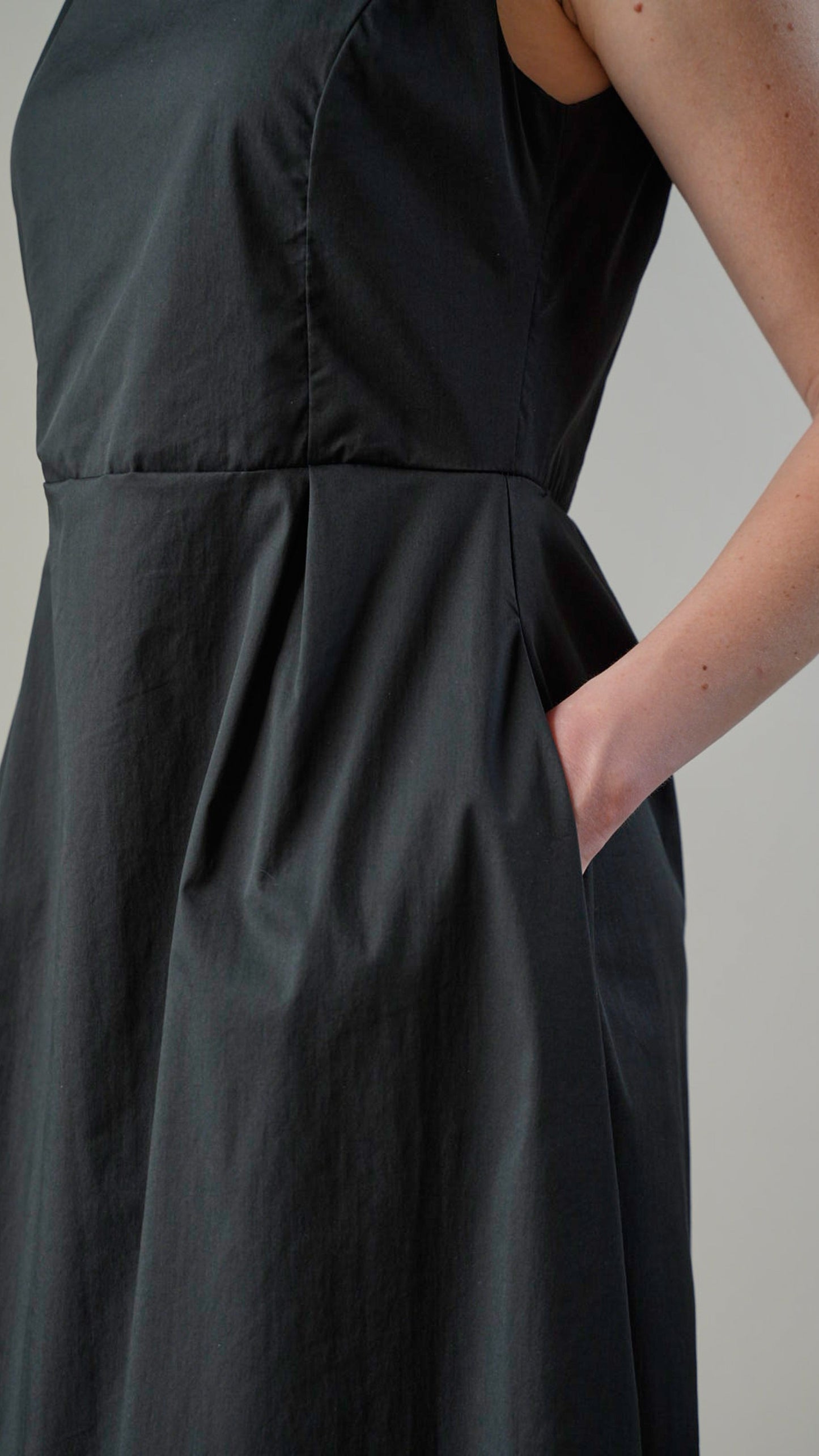 Lokita - Abito con tasche in tinta unita nero - ART.LOK015/1283/25SSPR