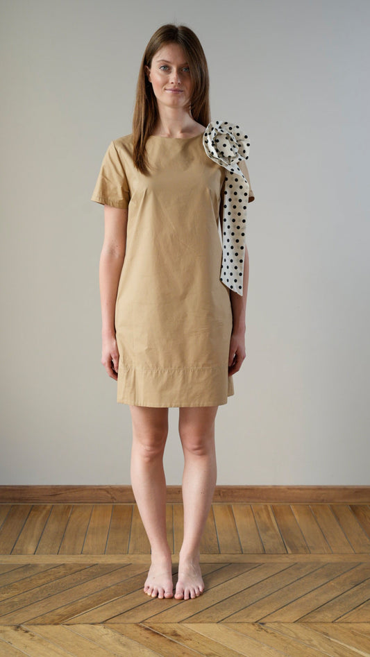 Tensione in - Abito tinta unita beige con spilla a pois - ART.TEA30053AT