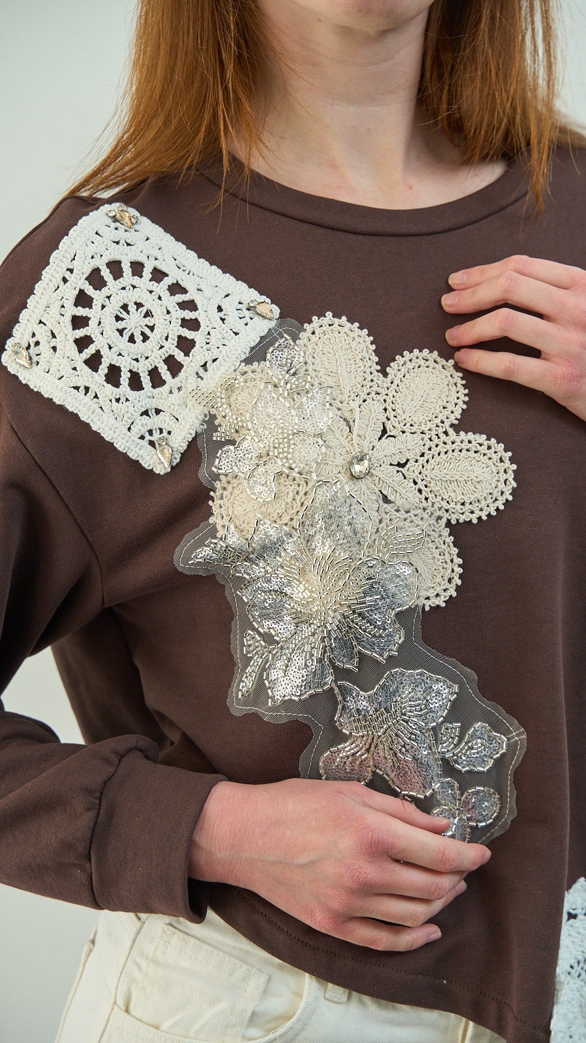 Tensione in - Felpa asimmetrica con toppe ricamate - ART.TETI3419PE26 Marrone - Beige - Bianco - Argento