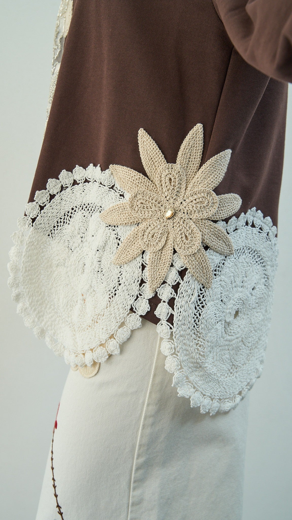 Tensione in - Felpa asimmetrica con toppe ricamate - ART.TETI3419PE26 Marrone - Beige - Bianco - Argento