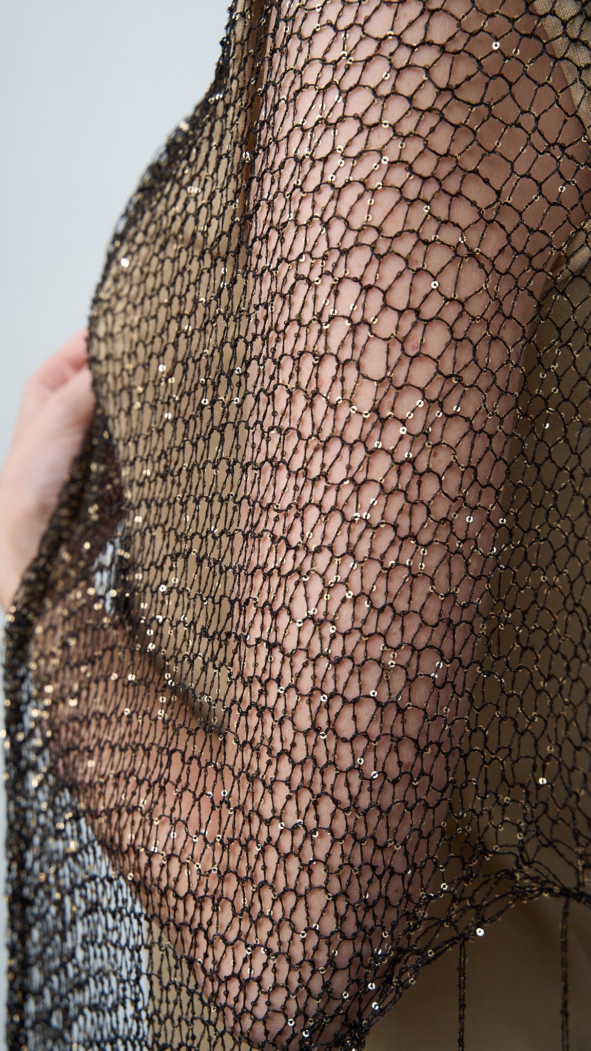 Via Roma - Scialle a maglia con dettagli paillettes Nero - Dorato