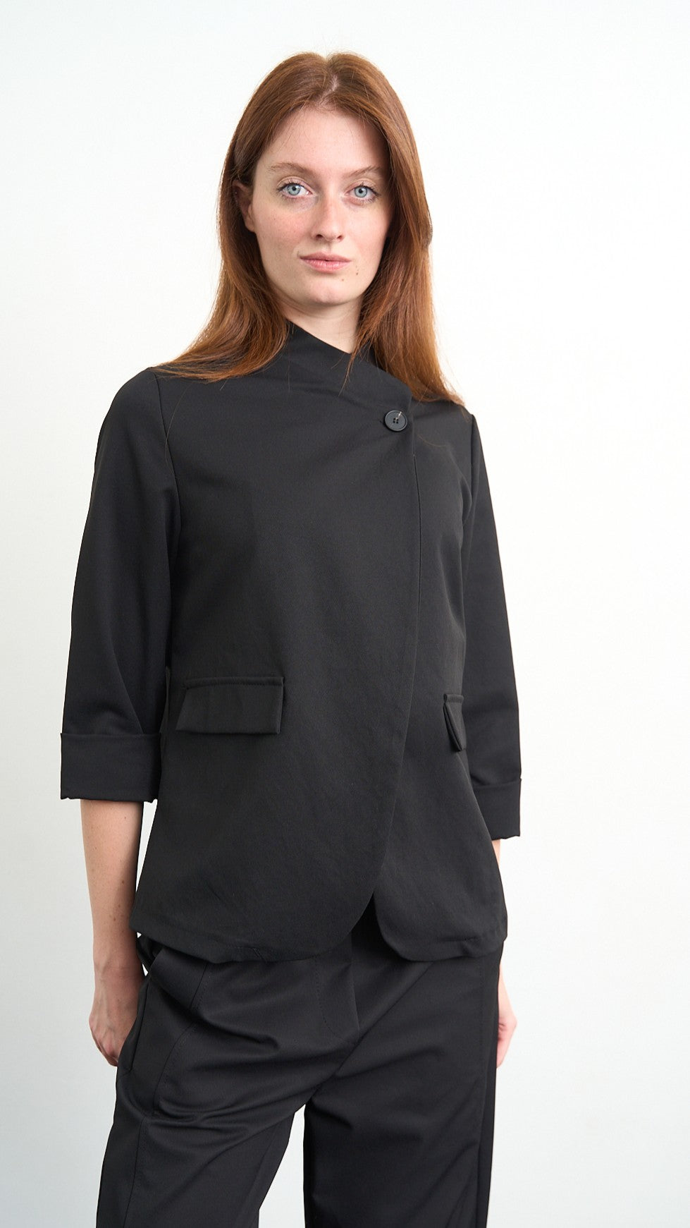 Via Roma - Giacca asimmetrica con collo alto e tasche con pattina - Nero - ART.26AI60001050