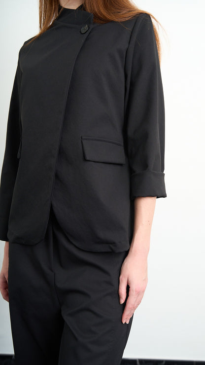 Via Roma - Giacca asimmetrica con collo alto e tasche con pattina - Nero - ART.26AI60001050