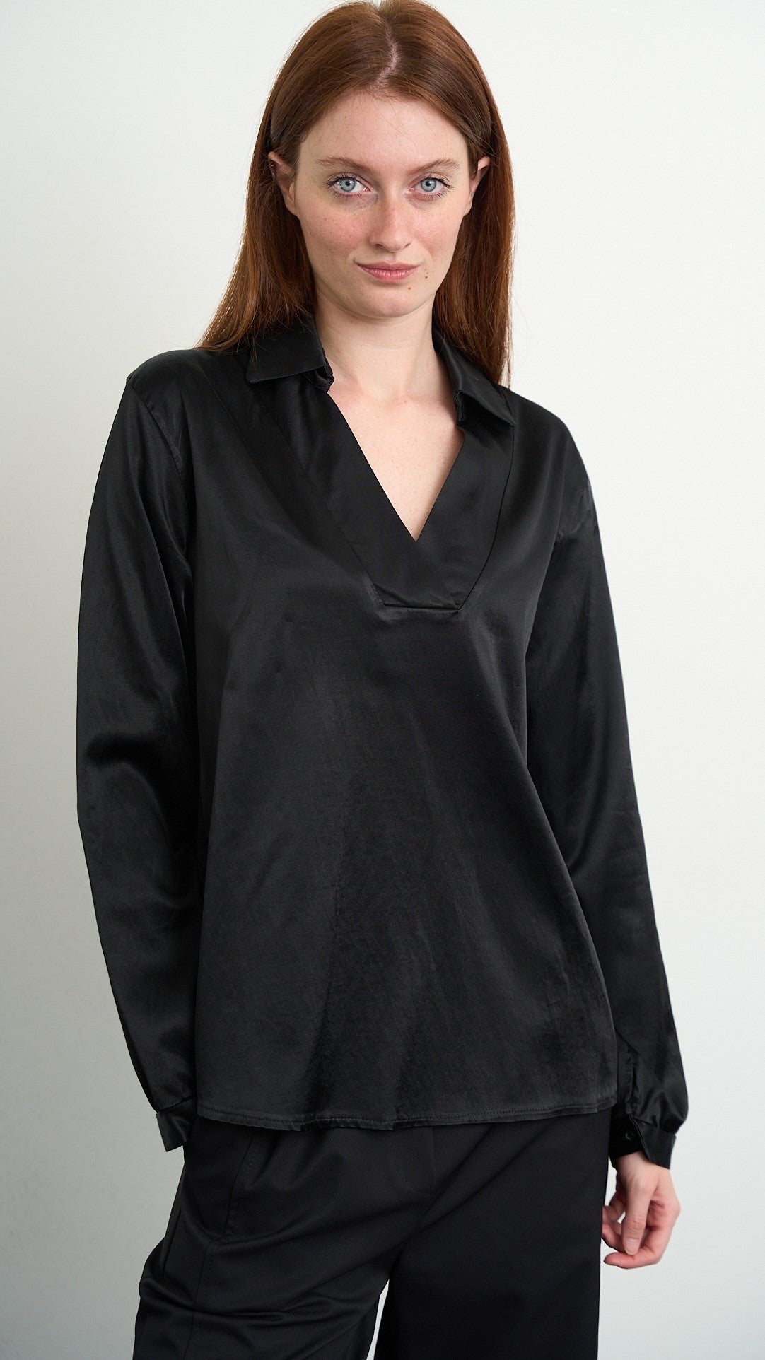 Via Roma - Blusa con scollo a V - Nero - ART.26AI4000760