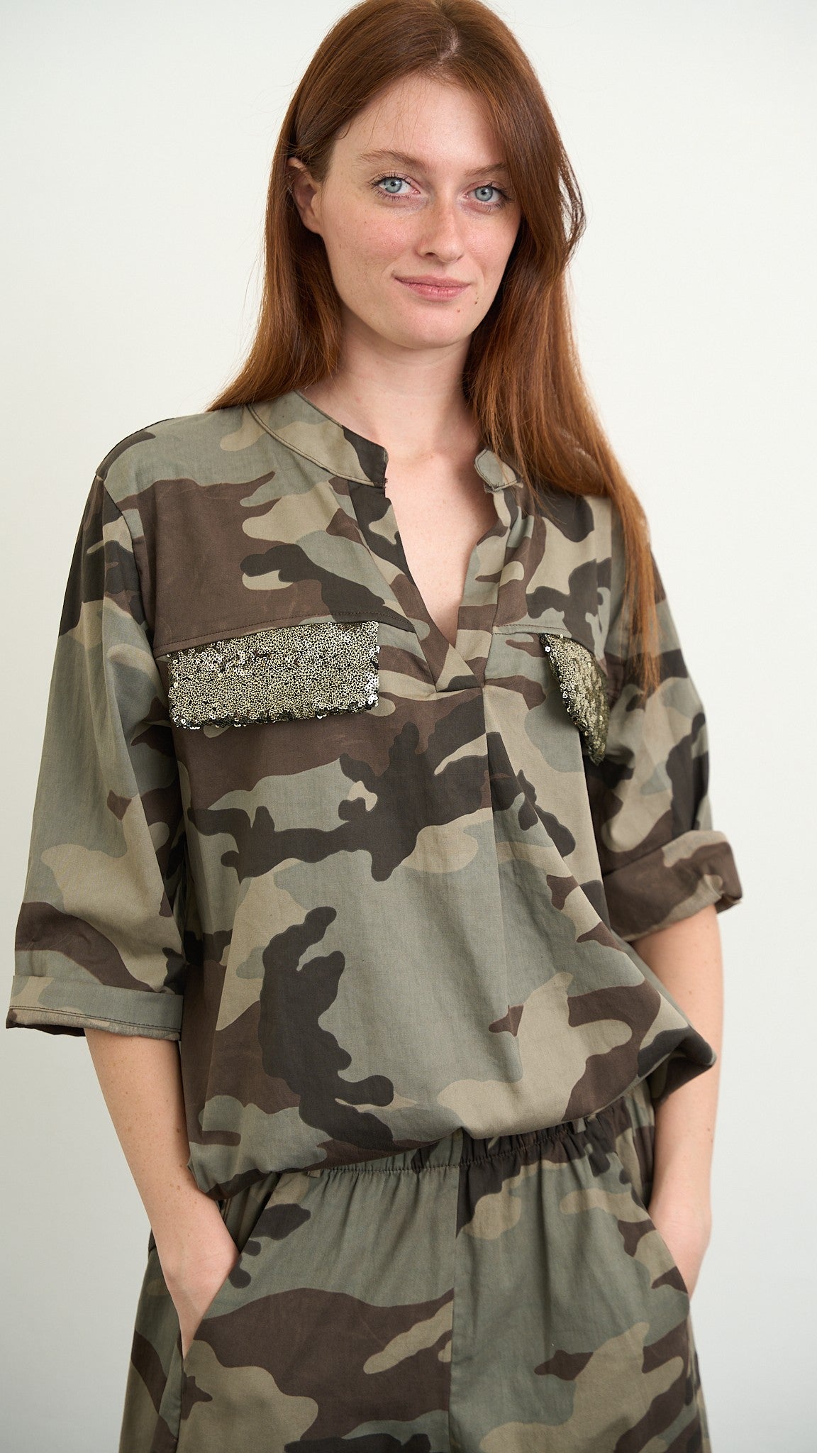 Via Roma - Completo camouflage con toppa e pattine paillettes - Camouflage - ART.26AI10002950