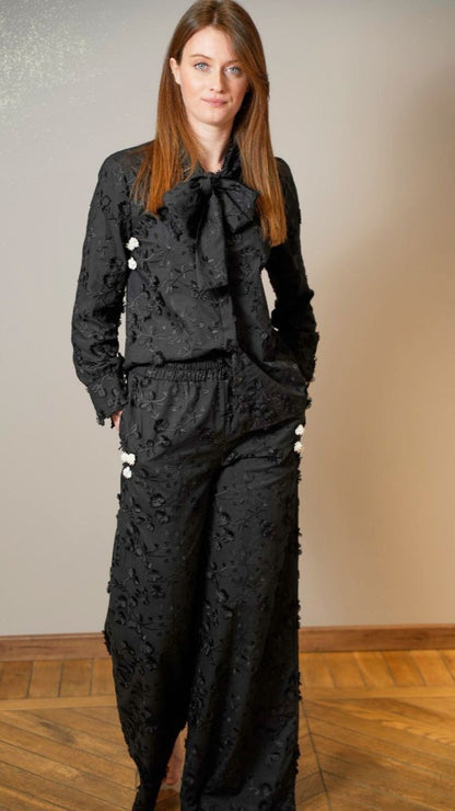 Zahjr - Pantaloni con elastico in tinta unita neri ricamati con fiori bianchi in 3D - ART.53539757