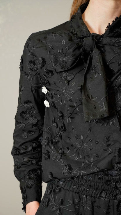 Zahjr - Casacca con fiocco ricamata in tinta unita nero con fiori bianchi 3D - ART.53539746