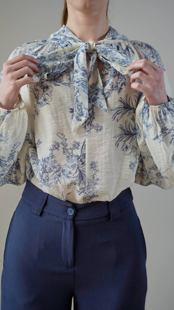 Tensione in - Camicia fantasia floreale con fiocco sfondo bianco - ART.S25C802