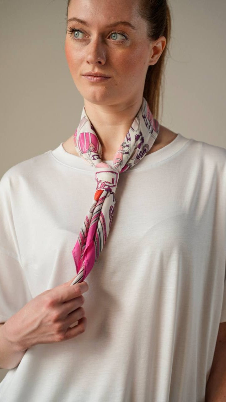 Zahjr - T-shirt in tinta unita bianca con foulard fantasia - ART.53539854