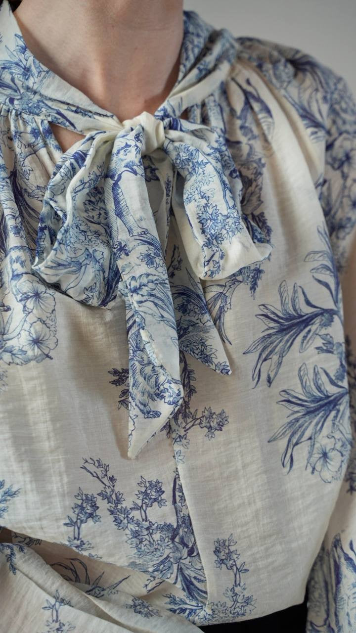 Tensione in - Camicia fantasia floreale con fiocco sfondo bianco - ART.S25C802