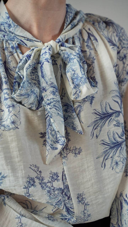 Tensione in - Camicia fantasia floreale con fiocco sfondo bianco - ART.S25C802