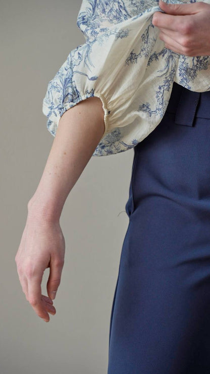 Tensione in - Camicia fantasia floreale con fiocco sfondo bianco - ART.S25C802