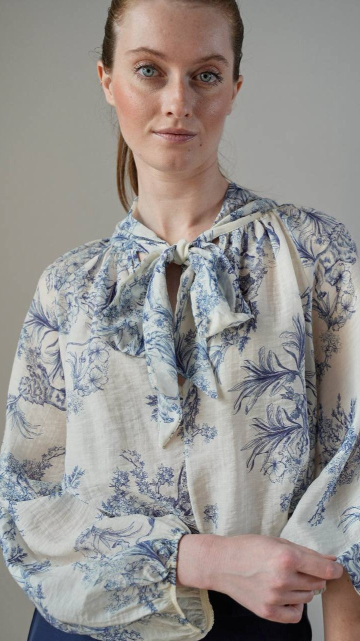 Tensione in - Camicia fantasia floreale con fiocco sfondo bianco - ART.S25C802