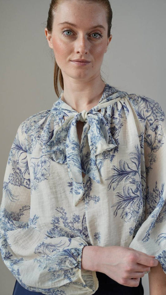 Tensione in - Camicia fantasia floreale con fiocco sfondo bianco - ART.S25C802